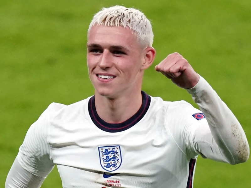 Màu tóc bạch kim của Phil Foden